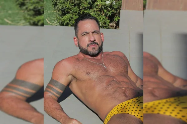 Homem branco, moreno posa para foto sem camisa e de sunga nas redes sociais