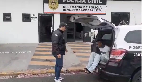 Digitais no refrigerante: ladrão é preso após jantar na casa de vítimas