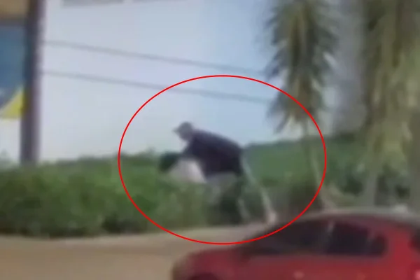 Mulher agredida e enforcada grita ao ser perseguida para soltá-la