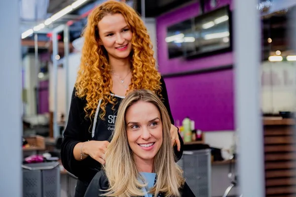 Tratar o cabelo antes da praia é o truque para mantê-lo saudável