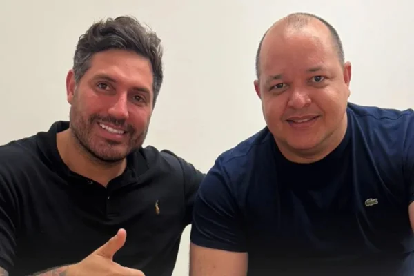 Deputado federal Luciano Vieira (PSDB-RJ) ao lado do empresário Cristiano Santos, irmão de Marcinho VP