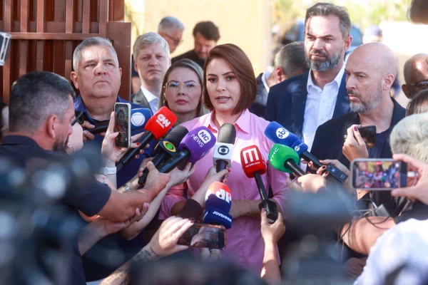 “Colocamos uma pedra”, diz Michelle sobre brigas com Flávio Bolsonaro - destaque galeria “Colocamos uma pedra”, diz Michelle sobre brigas com Flávio Bolsonaro - destaque galeria