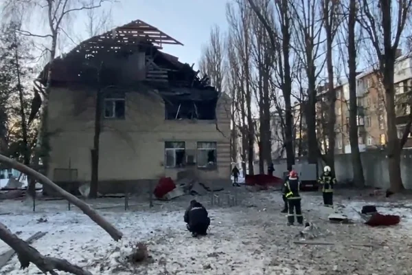 Imagem mostra casa destruída após ataque da Rússia com drones em Kiev - Metrópoles