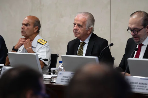 O ministro José Mucio (Defesa) e o comandante da Marinha, Marcos Sampaio Olsen, durante evento da CNI.