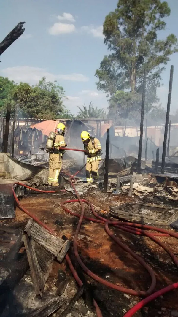 Incêndio destrói barracos na Estrutural