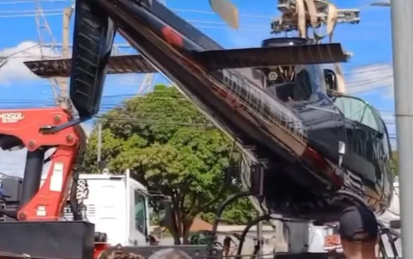 imagem colorida helicoptero bate em placa de transito