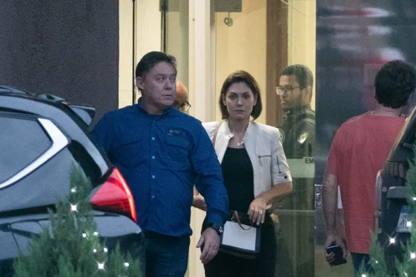 Michelle Bolsonaro deixa a Superintendência da Polícia Federal, onde o ex-presidente Jair Bolsonaro encontra-se preso Metropoles
