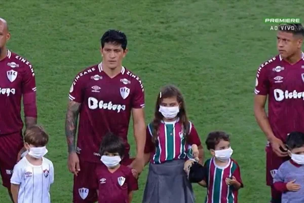 Garota que teve boneco de Cano rasgado entra com o jogador em campo