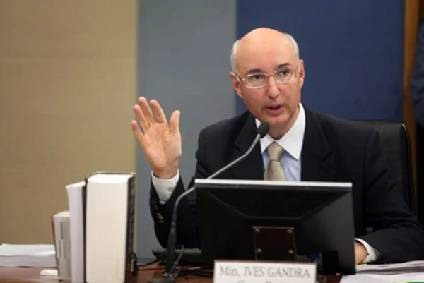 Presidente do TST defende flexibilização da CLT para superar a crise
