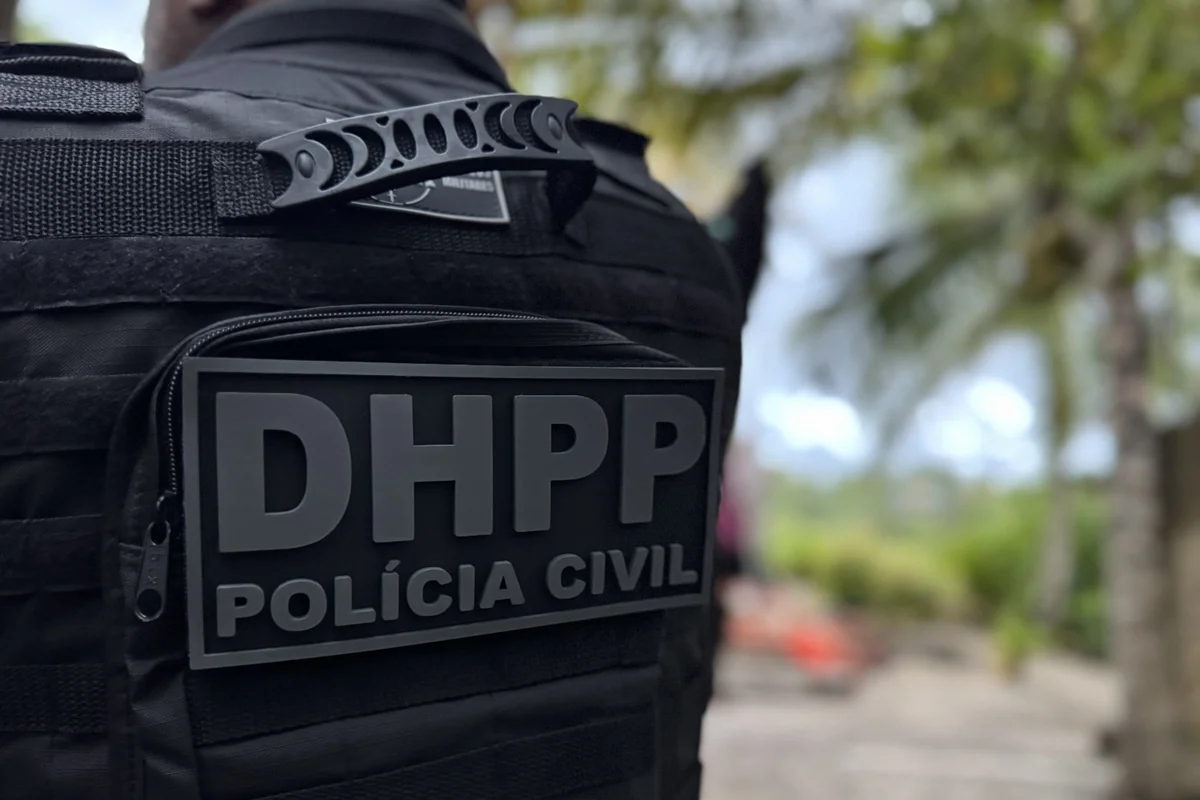Homem é preso suspeito de esfaquear a ex e matar o namorado dela