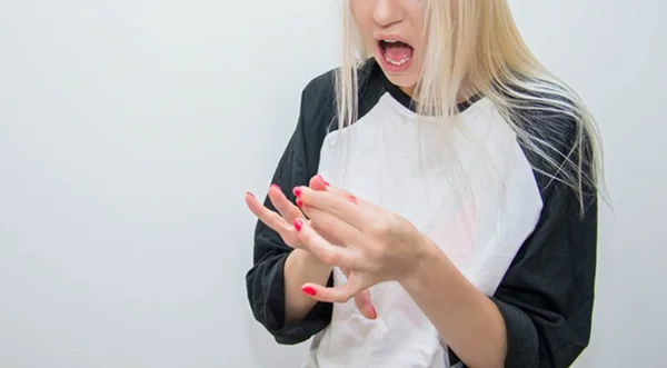 Mulher paga R$ 150 por unhas postiças, mas se espanta com o resultado