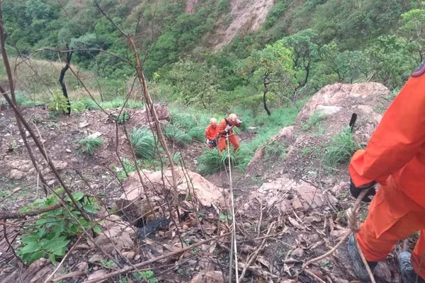 Bombeiros do DF resgatam corpo de pedreiro que caiu em ribanceira