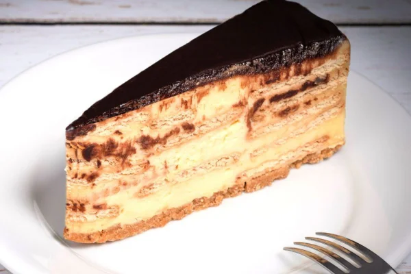 Imagem colorida de torta alemã em prato