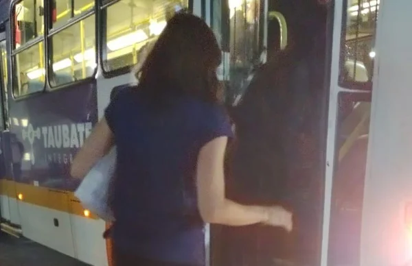 Rotina de aulas: Suzane Richthofen vai de ônibus da prisão à faculdade