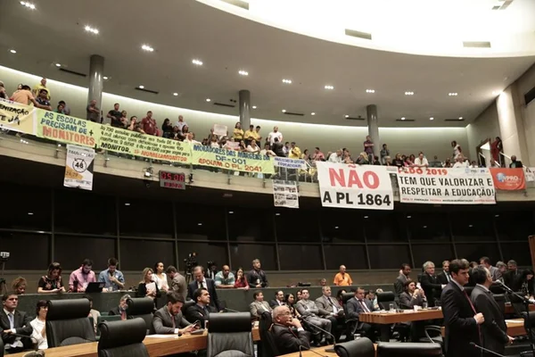 CLDF aprova proposta de orçamento e benefícios a servidores públicos