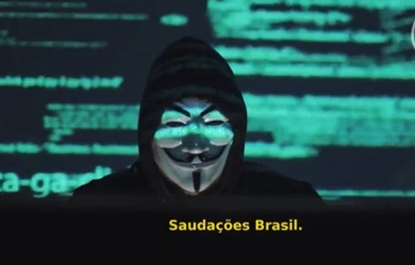 Hackers que expuseram dados de Carla Zambelli pedem foco em denúncias