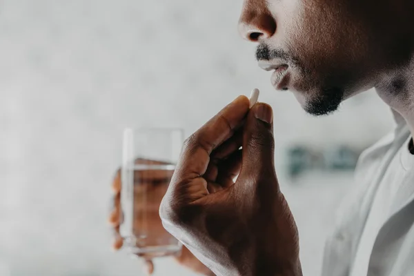 Homem ingerindo suplemento ou medicamento - Metrópoles