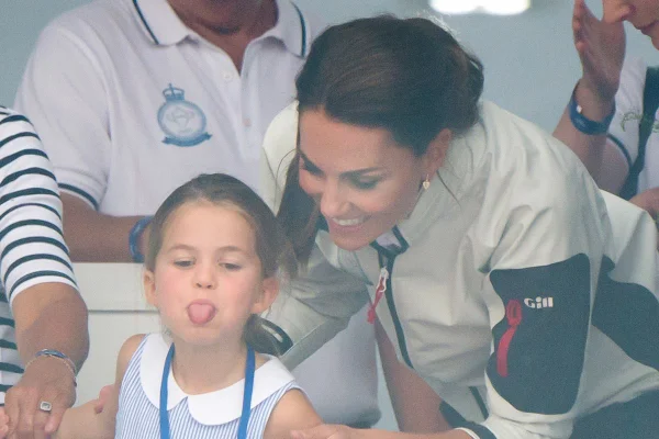 Princesa Charlotte e Kate Middleton. A menina dá língua enquanto a mãe ri