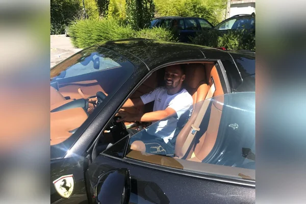homem dentro de ferrari