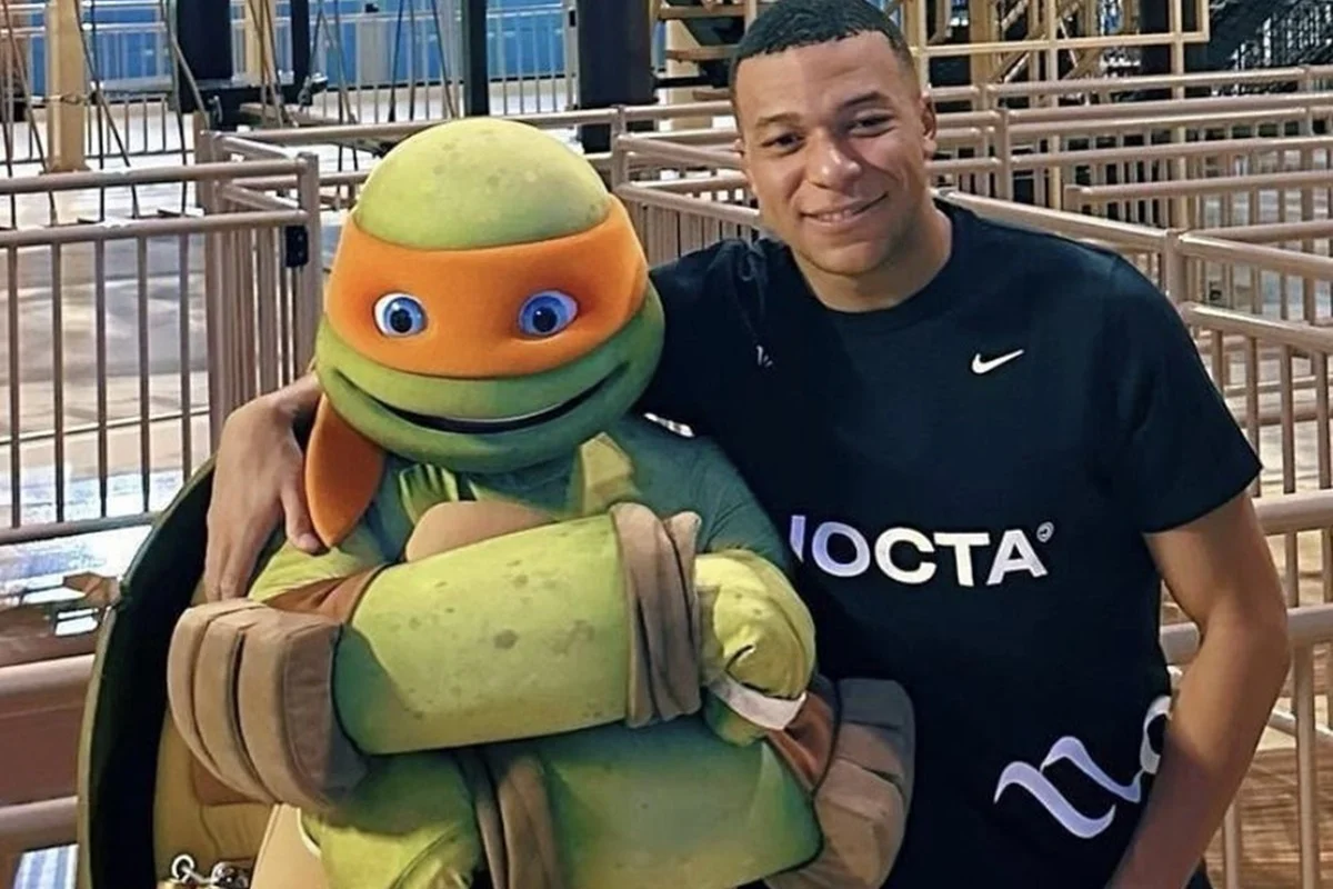 Mbappé posa com personagem associado a sua imagem Mbappé posa com personagem associado a sua imagem