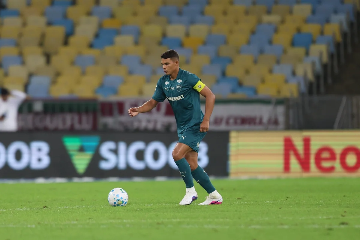 Após três jogos fora, Thiago Silva volta a ser titular do Fluminense