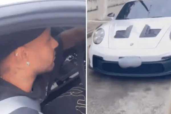 Colagem colorida de duas imagens, onde o Neymar aparece à direita da imagem e uma Porsche branca à esquerda - Metrópoles