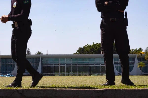 Segurança GSI caminha próximo ao Palácio da Alvorada - Metrópoles