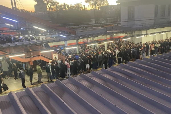passageiros aguardando para entrar no trem da cptm
