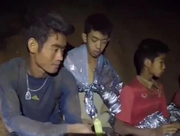 Foto do treinador Ekkapol Chantawong e jovens resgatados de caverna, em 2018 - Metrópoles