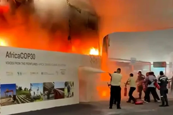 Foto colorida de Blue Zone da COP30, em Belém, durante incêndio - Metrópoles