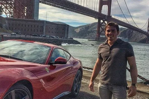 homem com ferrari