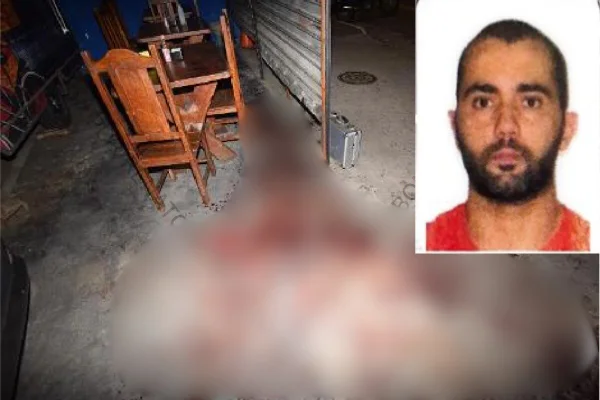 Chão manchado com sague, embaçado, ao lado do qual foto de rosto de homem branco com barba e cabelo curto preto - Metrópoles