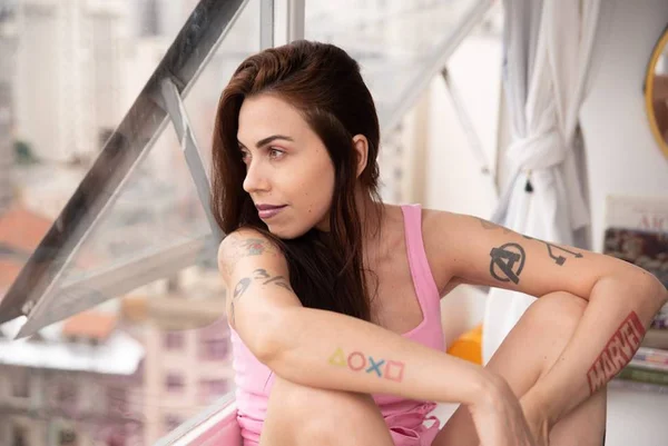Ex-atriz pornô lança podcast sobre o universo geek e “enterra” passado