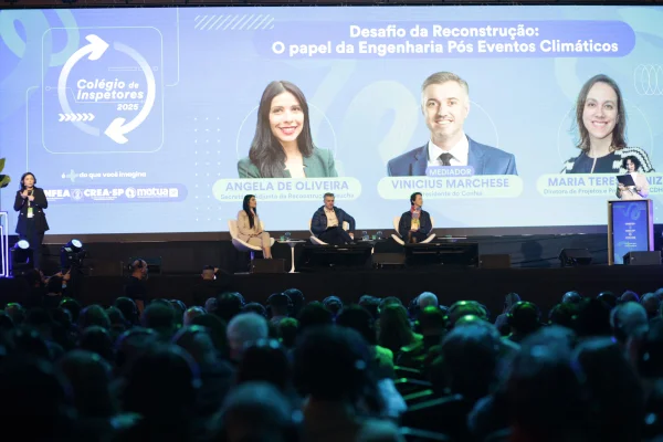 Fotografia colorida de palco de congresso-Metrópoles