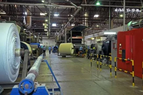 Faturamento da indústria cai, mas emprego e produção resistem em Minas