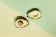 O abacate, apesar de calórico, é rico em gorduras boas, possui propriedades anti-inflamatórias e é um alimento que incentiva digestão mais lenta. Logo, é uma fruta que ajuda a prolongar a saciedade do corpo