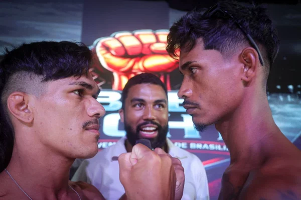Imagen colorida da pesagem e encarada da 4ª edição do BSB Fight- Metrópoles