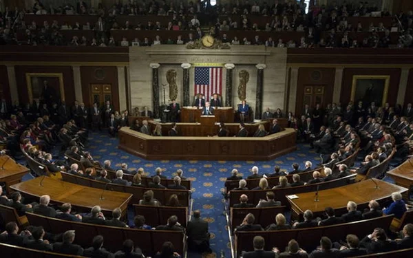 Democrata vence no Senado e Biden se aproxima do controle do Congresso