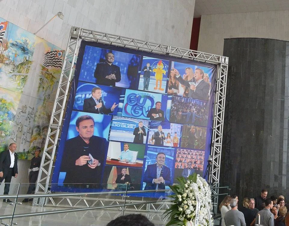 Um banner com momentos de Gugu na televisão Um banner com momentos de Gugu na televisão
