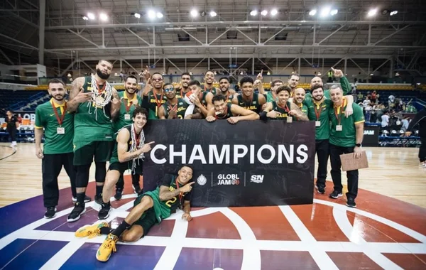 Imagem colorida da seleção brasileira de basquete em quadra na conquista do Globl Jam