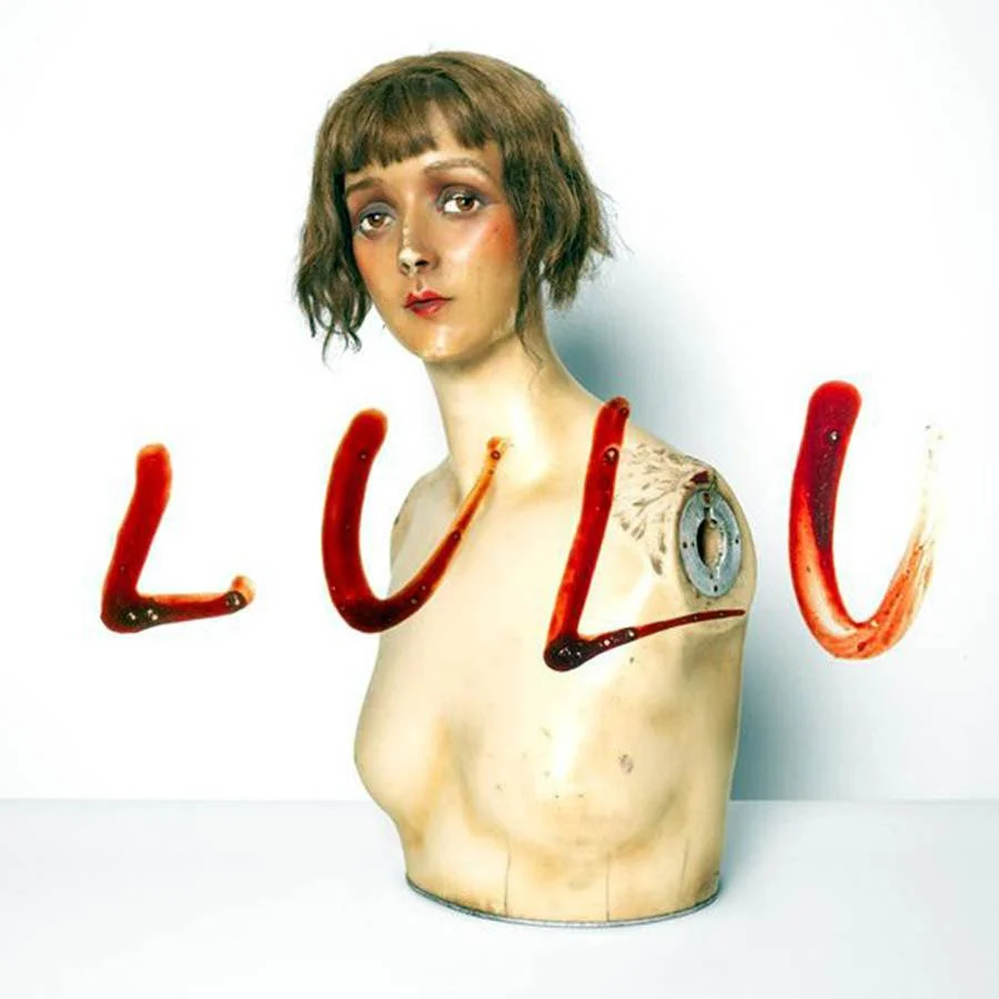 <b>"Lulu" (2011), de Metallica e Lou Reed</b>. No papel, parece lindo um CD com composições e interpretações de Lou Reed e estrutura melódica fornecida pelos músicos do Metallica. Mas público e imprensa não pensaram assim e "Lulu" terminou 2011 como um discos mais massacrados do ano. <b>"Lulu" (2011), de Metallica e Lou Reed</b>. No papel, parece lindo um CD com composições e interpretações de Lou Reed e estrutura melódica fornecida pelos músicos do Metallica. Mas público e imprensa não pensaram assim e "Lulu" terminou 2011 como um discos mais massacrados do ano.