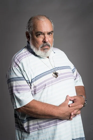 Roberto Bonfim é Agenor, marido de Nice (Kelzy Ecard) e pai de Rosa (Leticia Colin) e Maura (Nanda Costa). Vai trabalhar como garçom no restaurante de Cacau (Fabiula Nascimento) Roberto Bonfim é Agenor, marido de Nice (Kelzy Ecard) e pai de Rosa (Leticia Colin) e Maura (Nanda Costa). Vai trabalhar como garçom no restaurante de Cacau (Fabiula Nascimento)