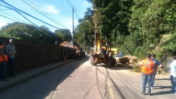 Após deslizamento de pedras, Estrada de Furnas é liberada no Rio