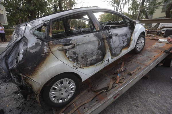Carro com revisão recente pega fogo na Asa Sul; motorista relata PT