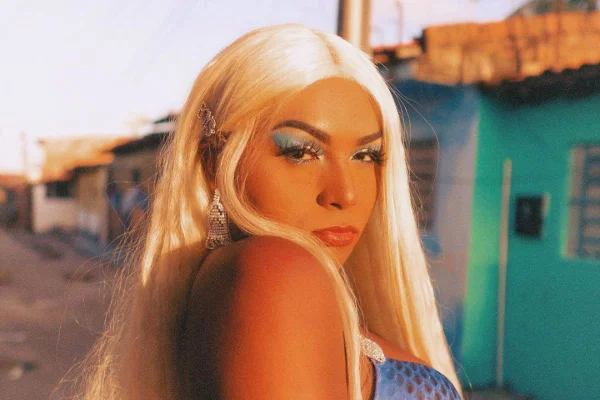 Cantora trans Danny Bond diz ser homofóbica. Para advogada, é crime