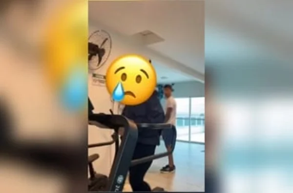 imagem colorida homem masturbação academia predio