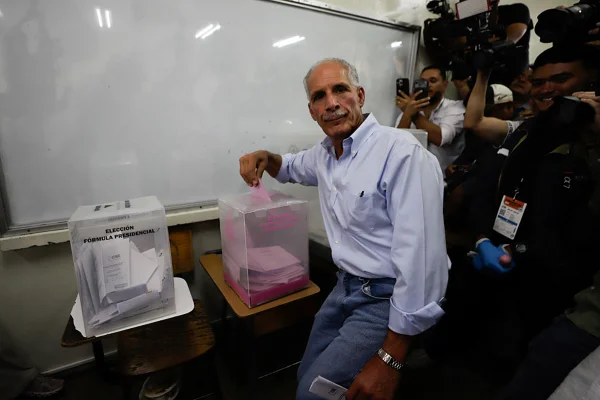 Nasry Asfura, candidatos de Honduras, vota em urna - Metrópoles