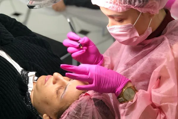 DF: biomédica oferece micropigmentação a mulheres com câncer de mama