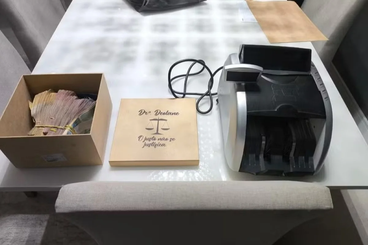 A Polícia Civil apreendeu uma caixa com R$ 20 mil no nome de Deolane Bezerra na casa do Player do PCC A Polícia Civil apreendeu uma caixa com R$ 20 mil no nome de Deolane Bezerra na casa do Player do PCC