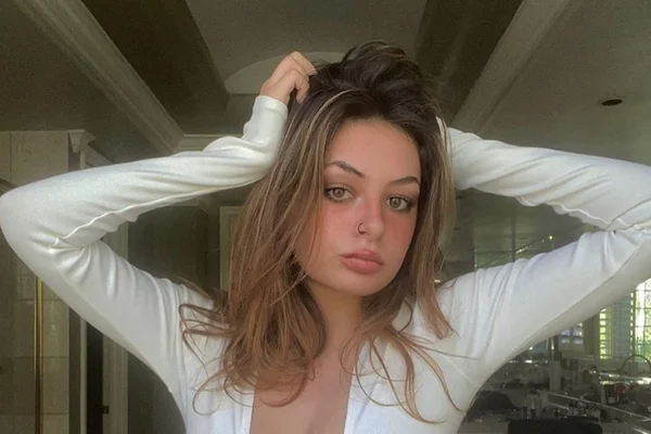 Aos 19 anos, filha de Dr. Rey chama atenção na web com fotos ousadas. Veja